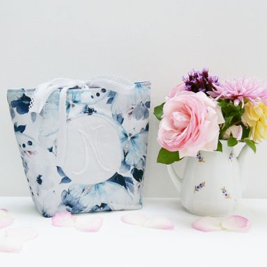 Trousse avec monogramme brodé à la main